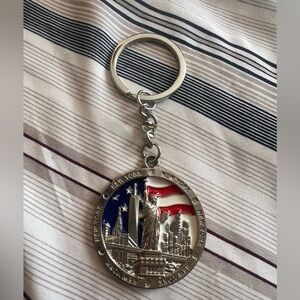 New York City Raised Stature of Liberty/City Silver Tone Keychain, good cond.
